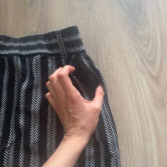 LOFT Black & White Pattern Striped Mini Skirt with Pockets & Belt loops - Picture 3 of 12